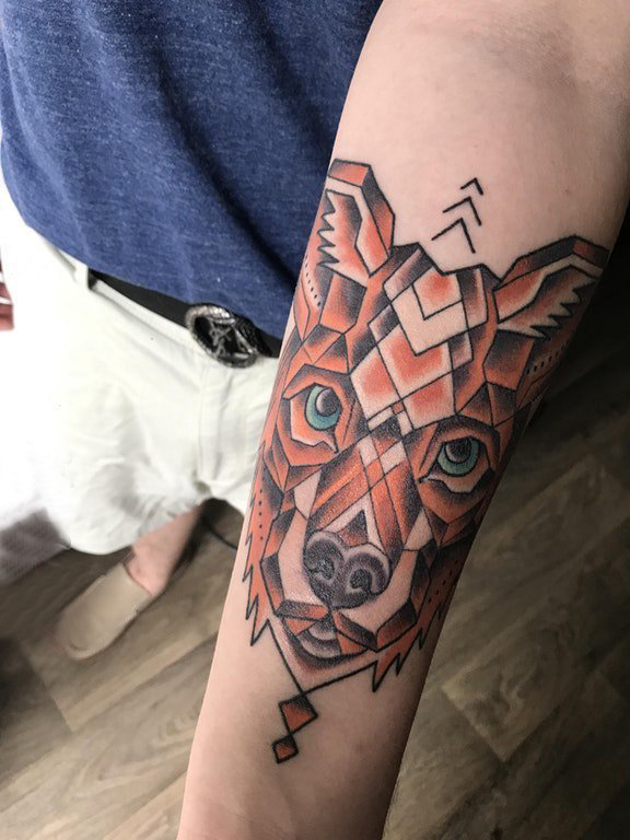 点击大图看下一张：男生手臂上彩绘渐变几何简单线条小动物狗纹身图片