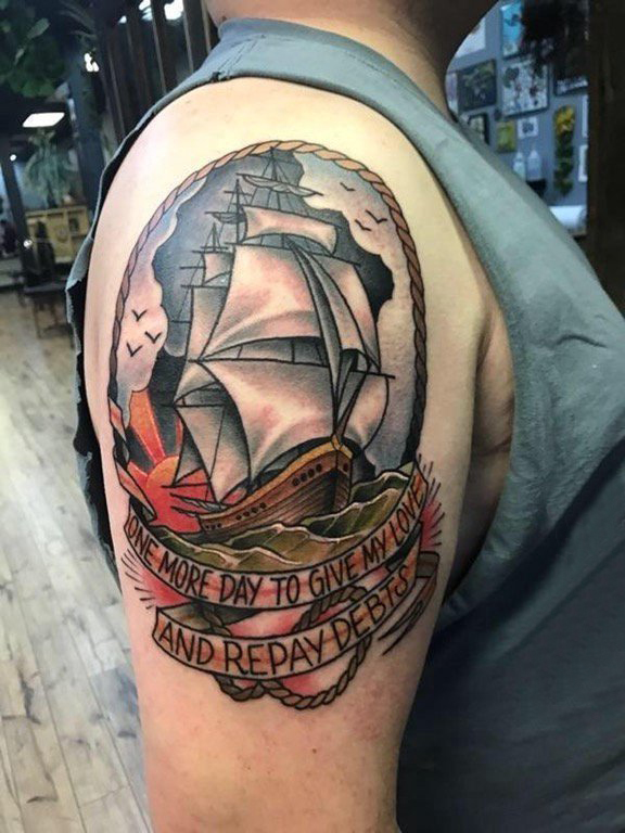 点击大图看下一张：男生手臂上彩绘水彩素描霸气文艺帆船纹身图片