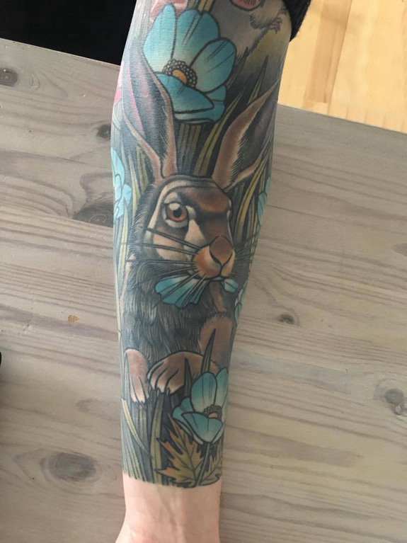 点击大图看下一张：男生手臂上彩绘水彩素描可爱兔子花臂纹身图片