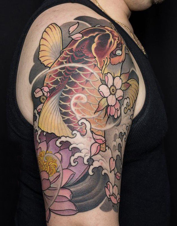 点击大图看下一张：男生手臂上彩绘水彩素描文艺霸气鲤鱼纹身图片