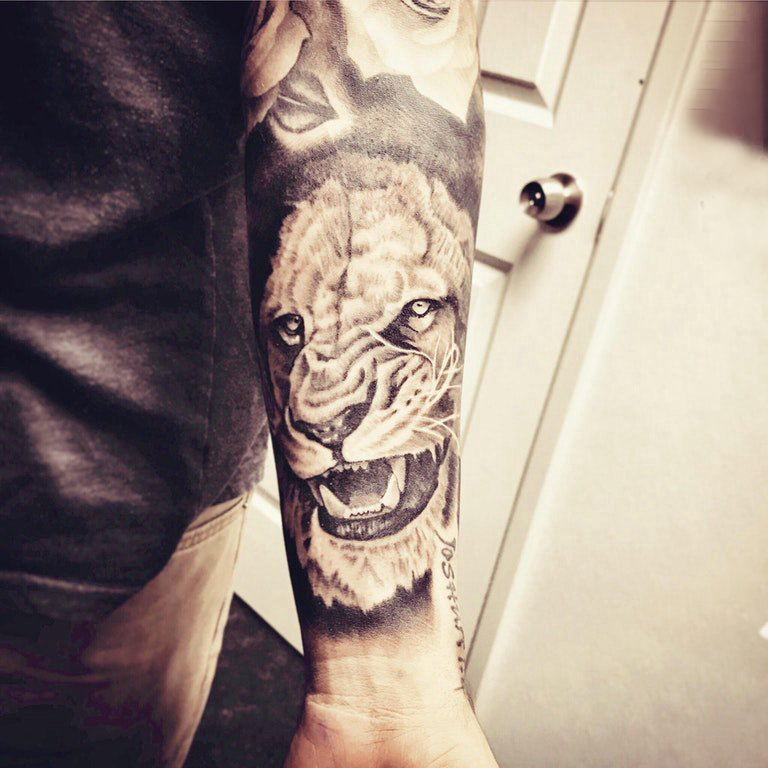 点击大图看下一张：男生手臂上黑灰点刺抽象线条小动物老虎纹身图片
