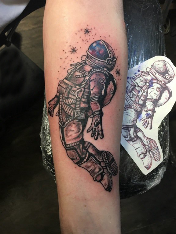 点击大图看下一张：男生手臂上黑灰素描点刺技巧宇航员纹身图片