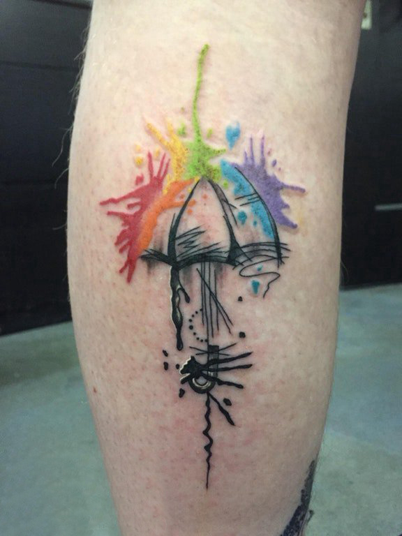 点击大图看下一张：男生小腿上彩绘泼墨简单抽象线条雨伞纹身图片