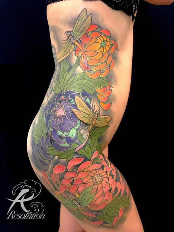 点击大图看下一张：女生侧腰上彩绘渐变简单抽象线条精致植物花朵纹身图片