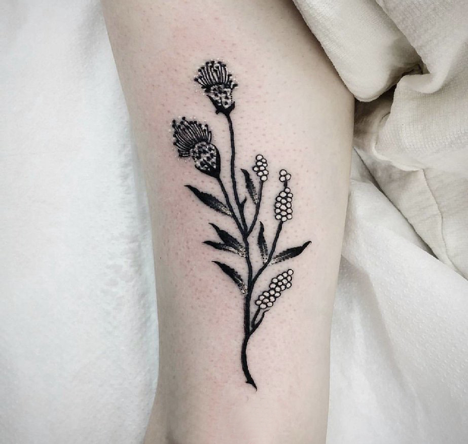 点击大图看下一张：女生大腿上黑色线条素描文艺唯美花朵纹身图片