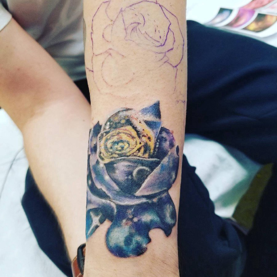 点击大图看下一张：女生手臂上彩绘渐变星空元素简单线条花朵纹身图片
