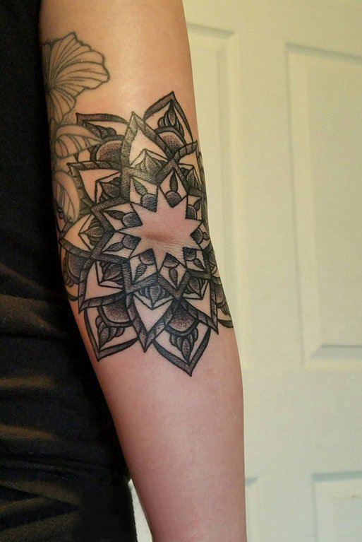 点击大图看下一张：女生手臂上黑色点刺几何简单线条创意花朵纹身图片