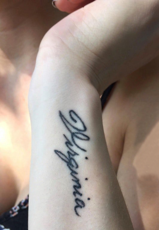 点击大图看下一张：女生手臂上黑色简单抽象线条有意义的英文单词纹身图片
