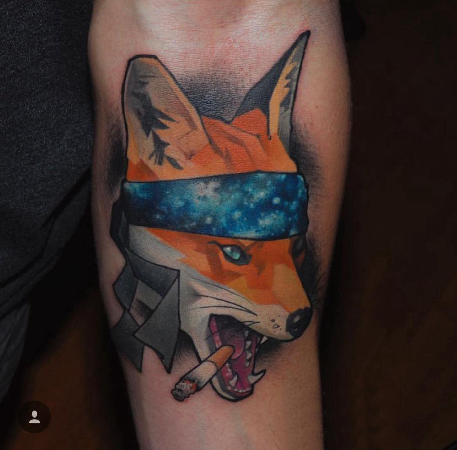 点击大图看下一张：男生手臂上彩绘水彩素描可爱狐狸经典纹身图片