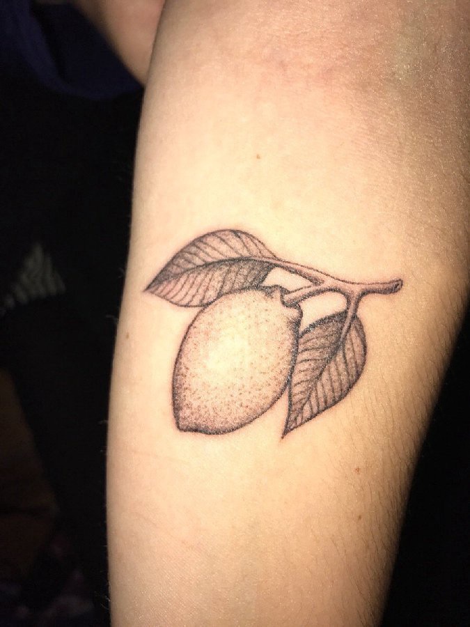 点击大图看下一张：男生手臂上黑灰点刺简单线条植物柠檬纹身图片