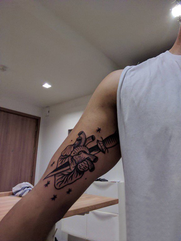 点击大图看下一张：男生手臂上黑灰素描点刺技巧霸气心脏匕首纹身图片
