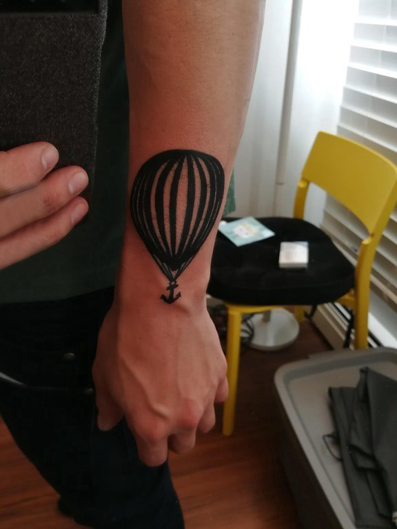 点击大图看下一张：男生手臂上黑色简单线条船锚和热气球纹身图片
