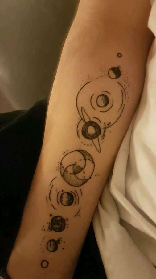 点击大图看下一张：男生手臂上黑色线条素描文艺星球元素纹身图片