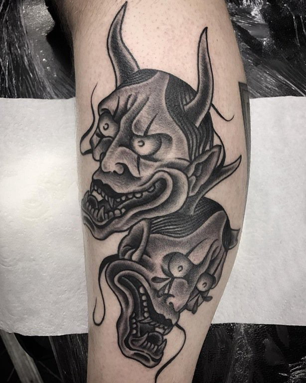 点击大图看下一张:男生小腿上黑色点刺抽象线条恐怖般若纹身图片