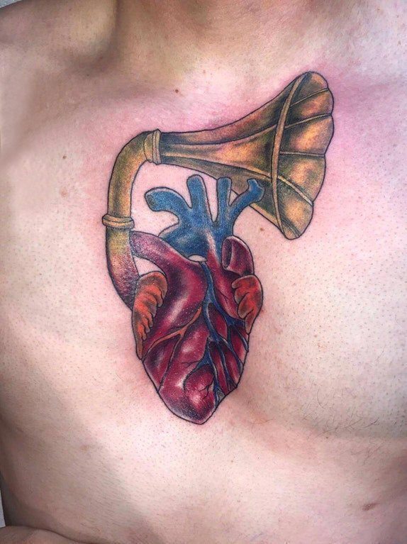 点击大图看下一张：男生胸部彩绘渐变简单线条乐器和心脏纹身图片