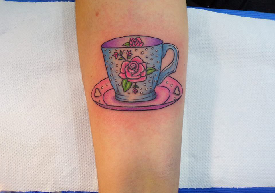 点击大图看下一张：女生手臂上彩绘渐变几何简单线条植物花朵型杯子纹身图片