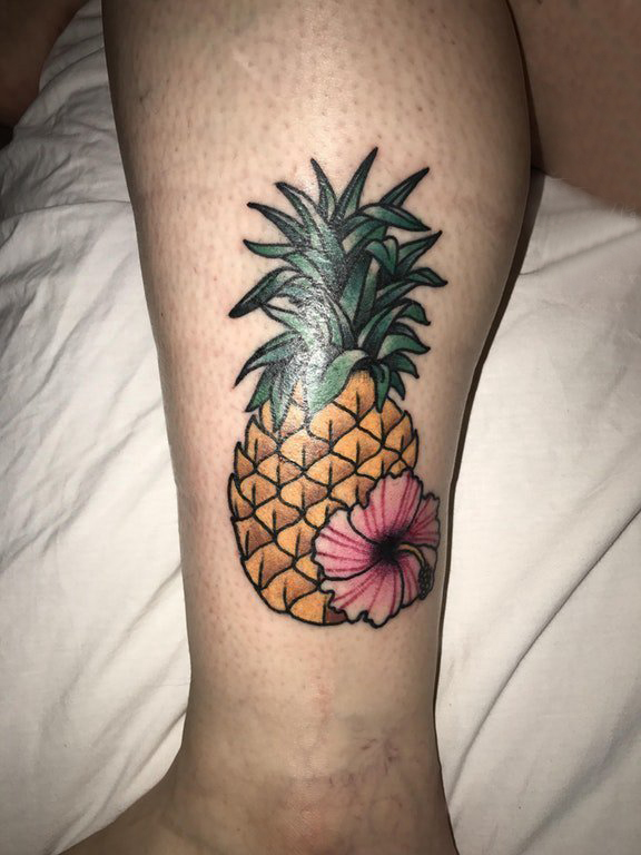 点击大图看下一张：女生小腿上彩绘渐变简单线条花朵和水果菠萝纹身图片