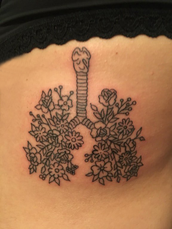 点击大图看下一张：女生侧腰上黑色几何简单线条植物花朵型肺部纹身图片