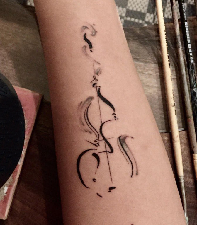 点击大图看下一张：女生手臂上黑色点刺抽象线条小提琴纹身图片