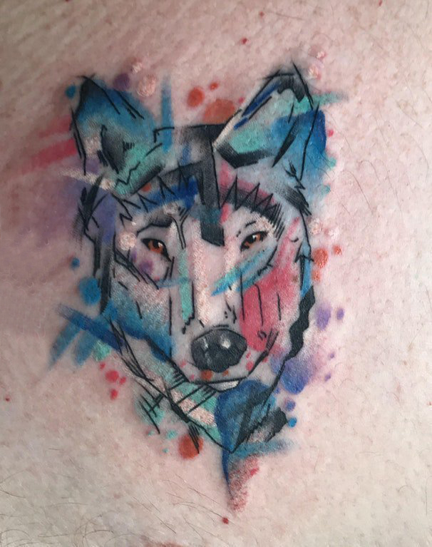 点击大图看下一张：男生胸部彩绘泼墨简单抽象线条动物狼头纹身图片