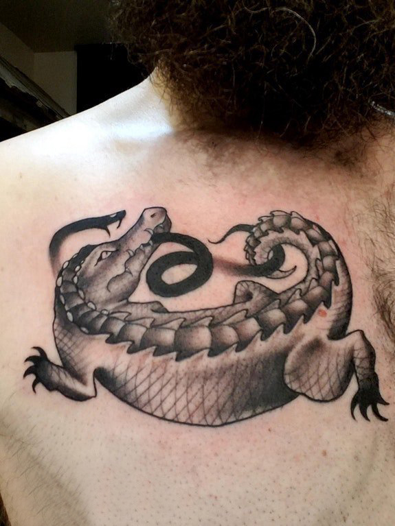 点击大图看下一张：男生胸部黑色点刺几何简单线条小动物蛇和鳄鱼纹身图片