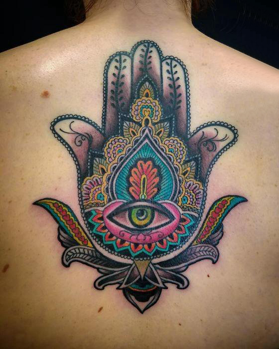 点击大图看下一张:女生背部彩绘水彩素描文艺经典吉祥法蒂玛之手纹身图片