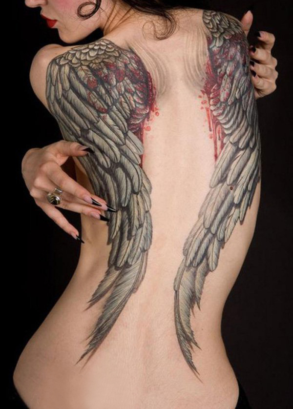点击大图看下一张：女生背部黑灰素描点刺技巧霸气大面积满背翅膀纹身图片