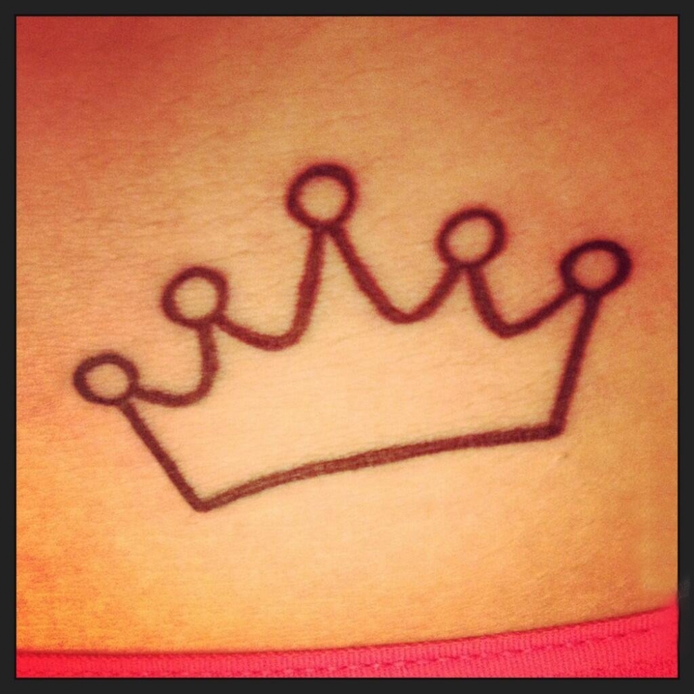 点击大图看下一张：女生侧腰上黑色线条素描文艺唯美皇冠纹身图片