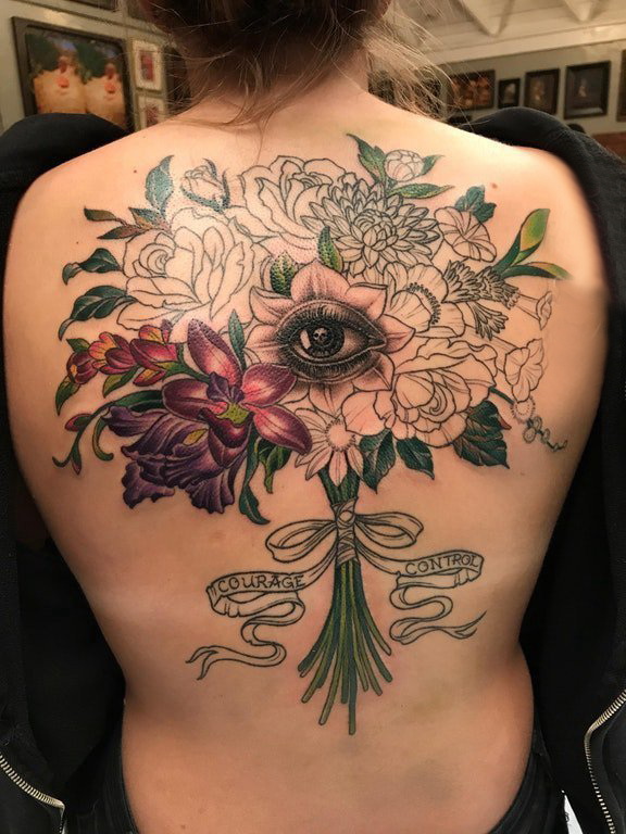 点击大图看下一张：女生后背上彩绘渐变简单线条植物花束和眼睛纹身图片