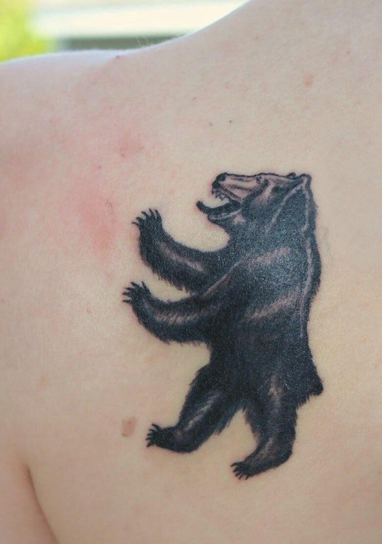 点击大图看下一张：女生后背上黑色点刺简单线条小动物熊纹身图片
