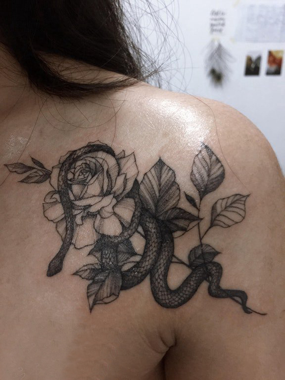 点击大图看下一张：女生后背上黑色点刺简单线条植物花朵和蛇纹身图片