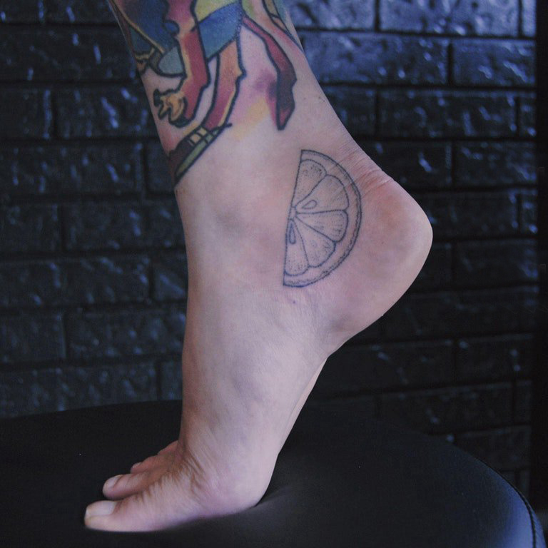 点击大图看下一张：女生脚踝上黑灰点刺几何简单线条水果柠檬纹身图片