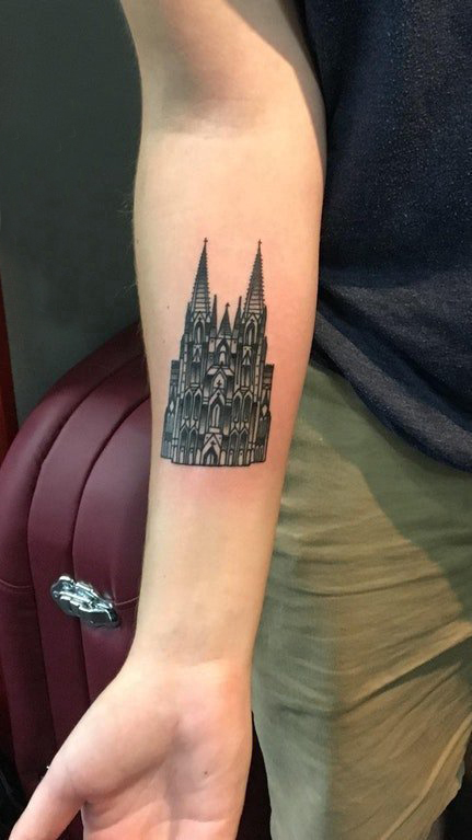 点击大图看下一张：女生手臂上黑色点刺几何简单线条建筑物城堡纹身图片