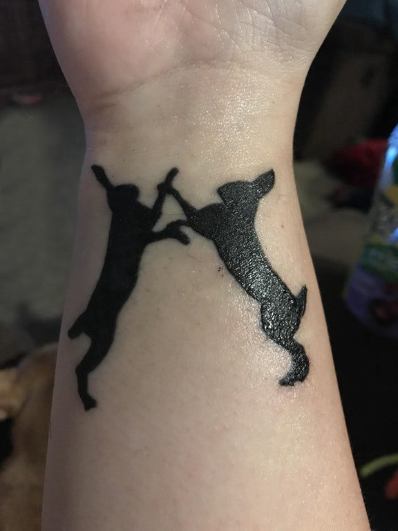 点击大图看下一张：女生手臂上黑色简单线条小动物轮廓兔子纹身图片