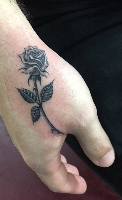 点击大图看下一张：女生手臂上黑色线条素描文艺花朵纹身图片