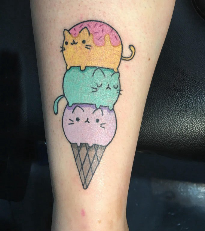 点击大图看下一张：女生小腿上彩绘几何线条卡通猫咪款冰淇淋纹身图片
