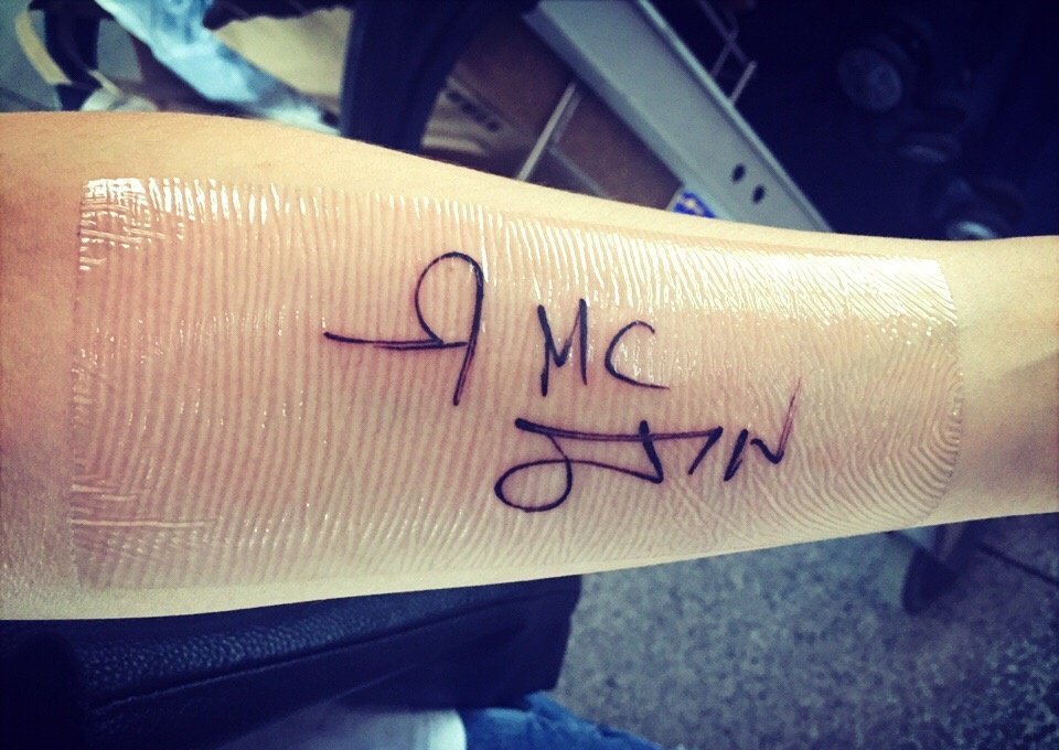 点击大图看下一张：中国有嘻哈欧阳靖手臂的花体英文MCJIN纹身图片