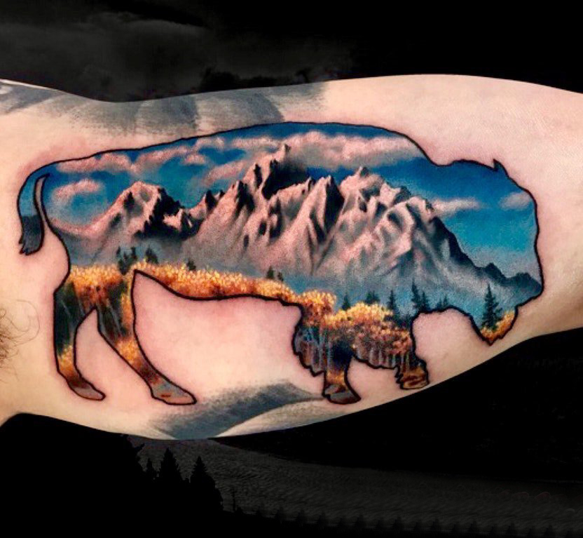 点击大图看下一张：男生大臂上彩绘简单线条小动物轮廓雪山风景纹身图片