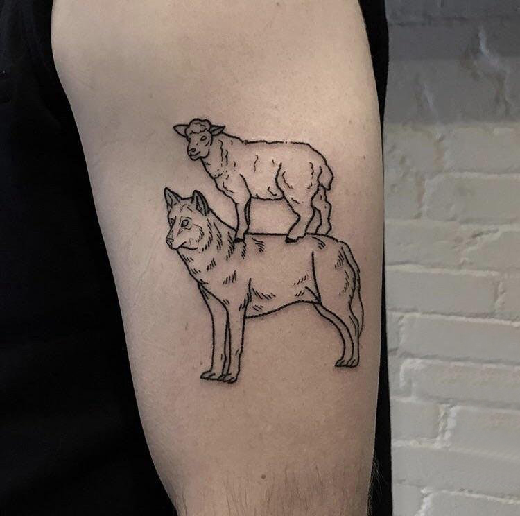 点击大图看下一张：男生大臂上黑色简单抽象线条小动物羊和狼纹身图片