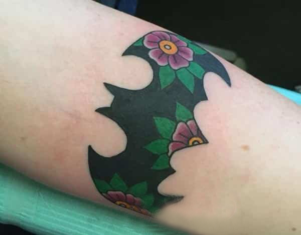 点击大图看下一张：蝙蝠侠的黑色蝙蝠纹身图案