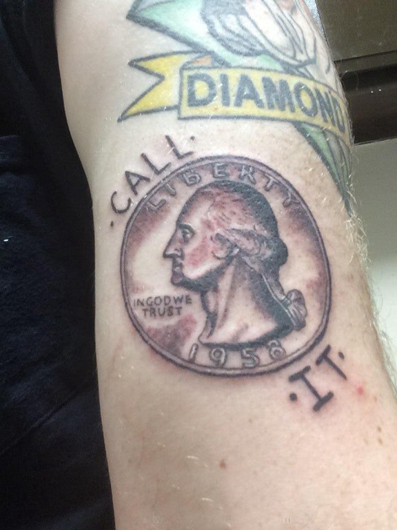 点击大图看下一张：男生手臂上黑色点刺几何简单线条货币纹身图片