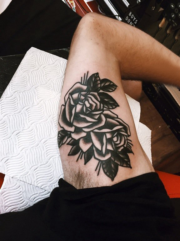 点击大图看下一张：男生手臂上唯美黑灰玫瑰纹身图片