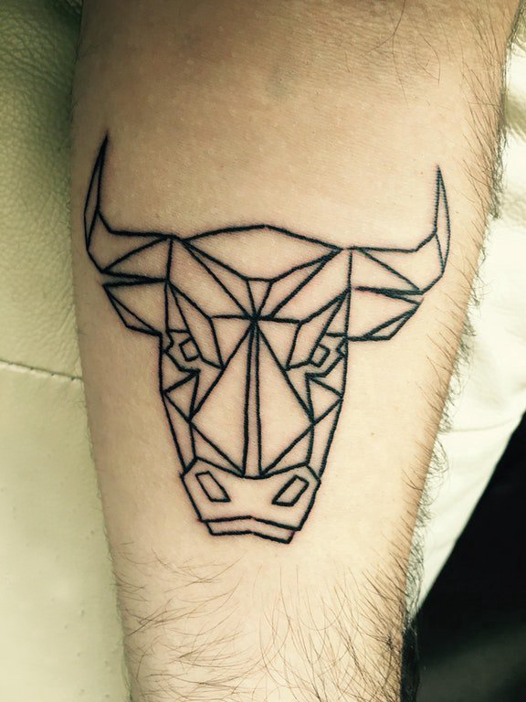 点击大图看下一张：男生小腿上黑色几何元素简单线条小动物牛头纹身图片
