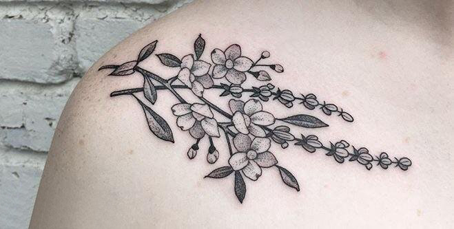 点击大图看下一张：女生肩部黑灰点刺简单线条小清新植物花朵纹身图片