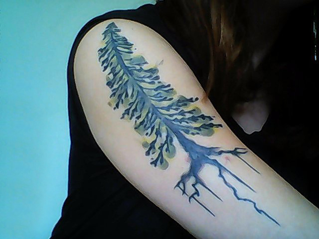 点击大图看下一张：女生手臂上彩绘水彩素描文艺经典树木纹身图片