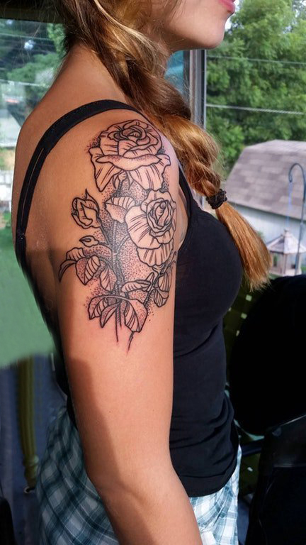 点击大图看下一张：女生手臂上黑灰素描几何元素唯美玫瑰纹身图片