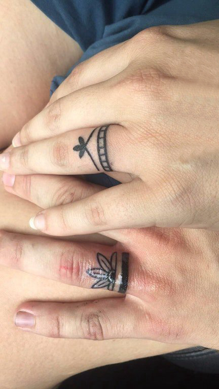 点击大图看下一张：情侣手指上黑色几何简单线条植物花朵戒指纹身图片