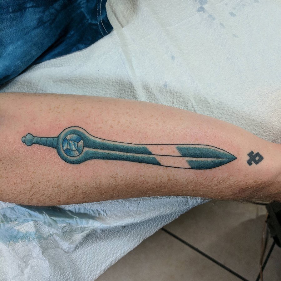 点击大图看下一张：匕首纹身男生手臂上匕首纹身图片