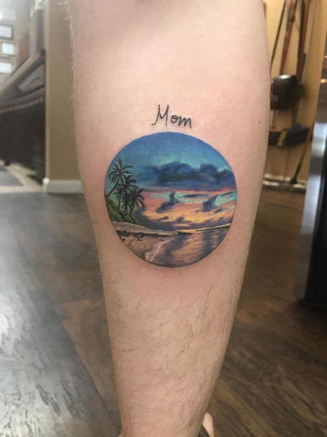 点击大图看下一张：大海风景纹身男生小腿上彩色的大海风景纹身图片