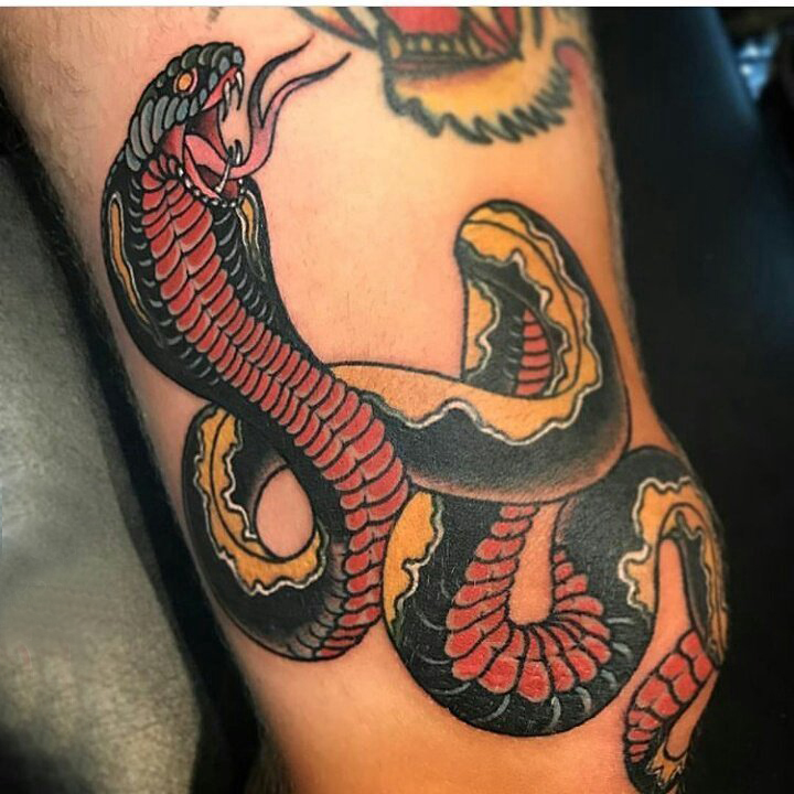 点击大图看下一张：毒蛇纹身男生大腿上彩色的毒蛇纹身图片